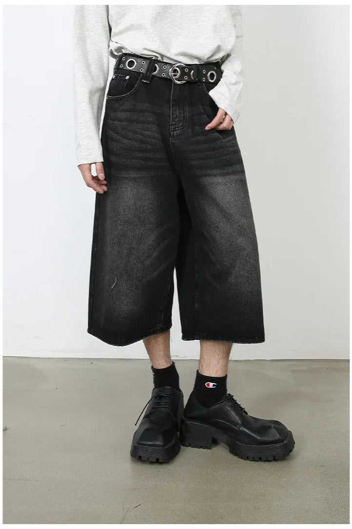 Locker geschnittene Jeans mit kurzem Schnitt