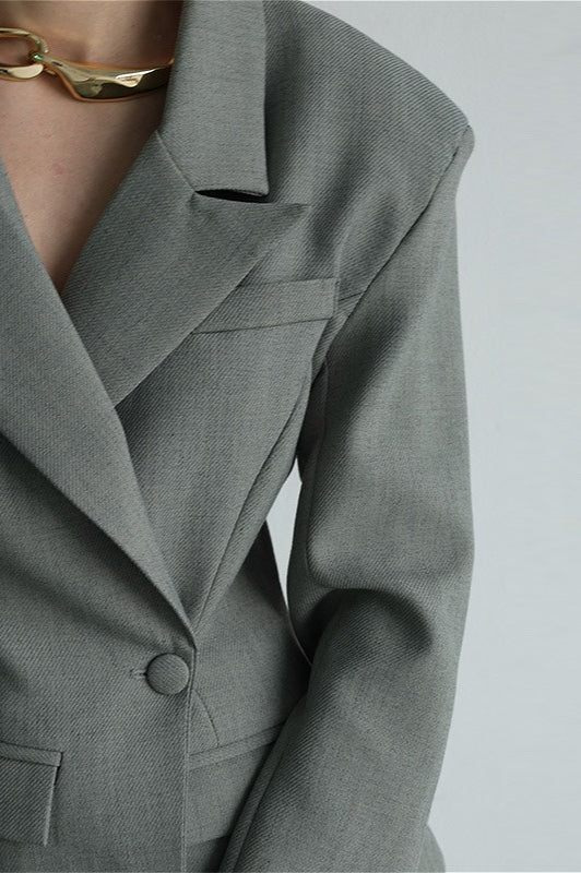 Blazer mit V-Ausschnitt und Knopfdetails