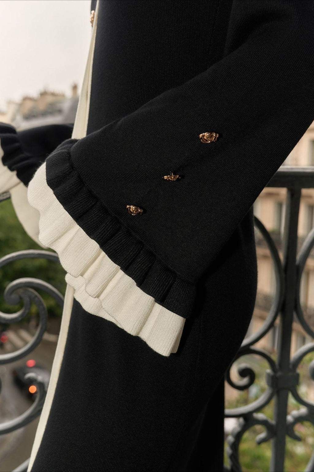 Maxikleid mit V-Ausschnitt, Farbblockmuster und Strickstruktur