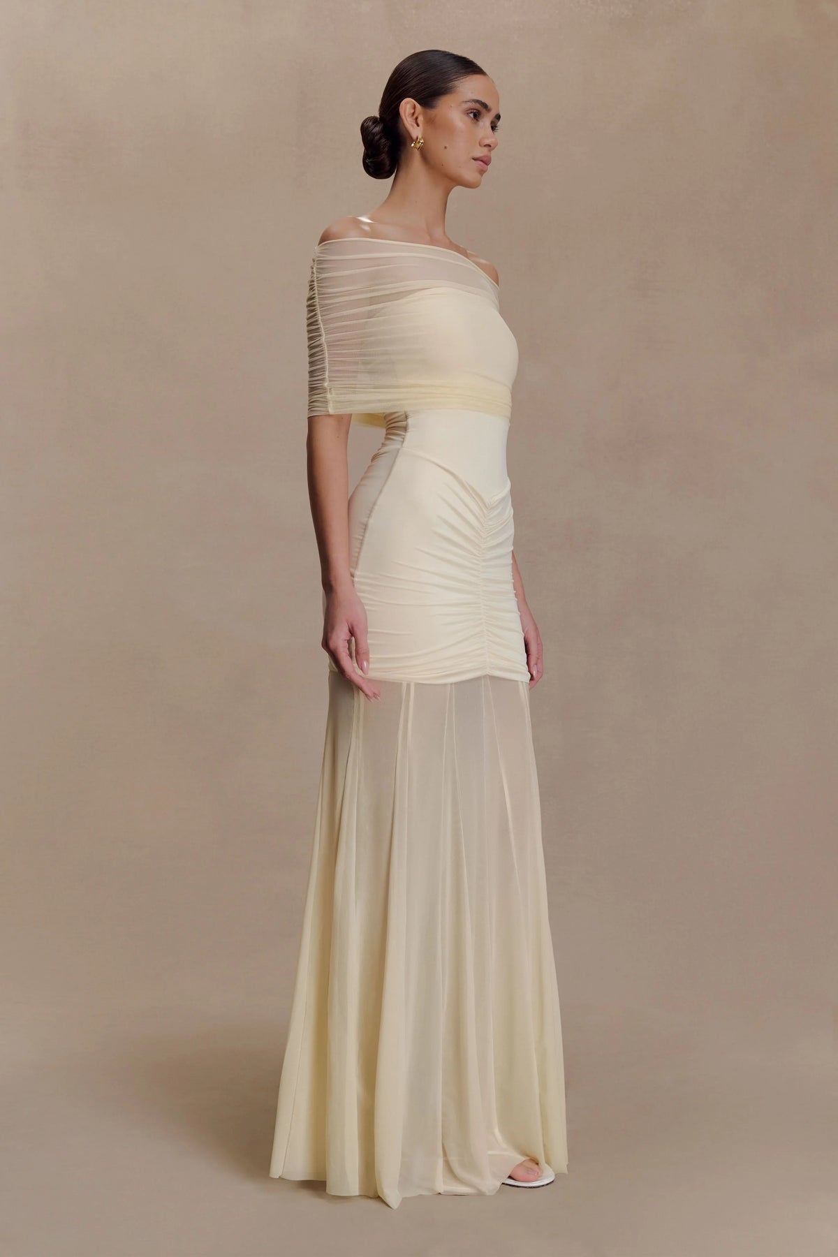 Caspian – Schulterfreies Maxikleid mit Mesh-Akzenten