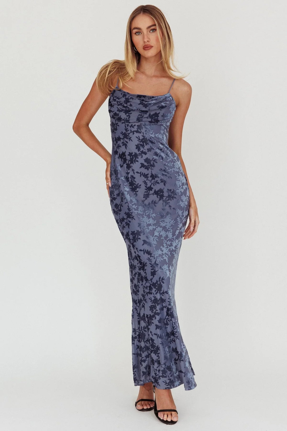 Well – Samt-Maxikleid