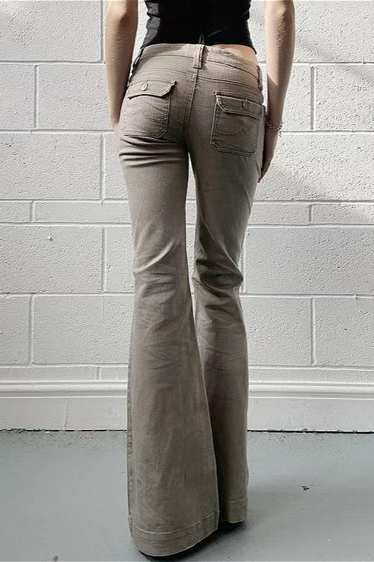 Jeans mit ausgestelltem Schnitt und niedriger Taille in Khaki