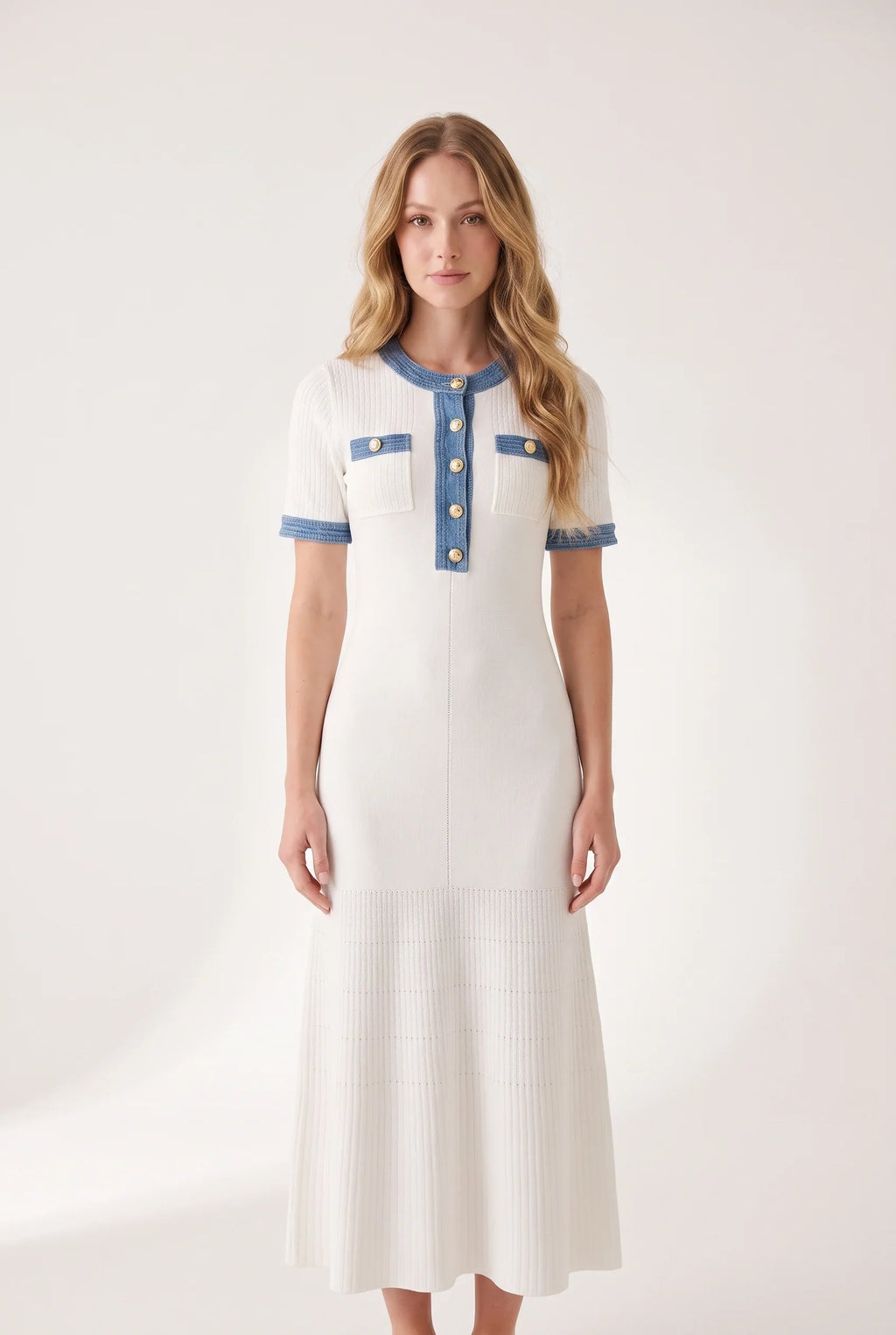 Strick-Maxikleid mit kurzen Ärmeln