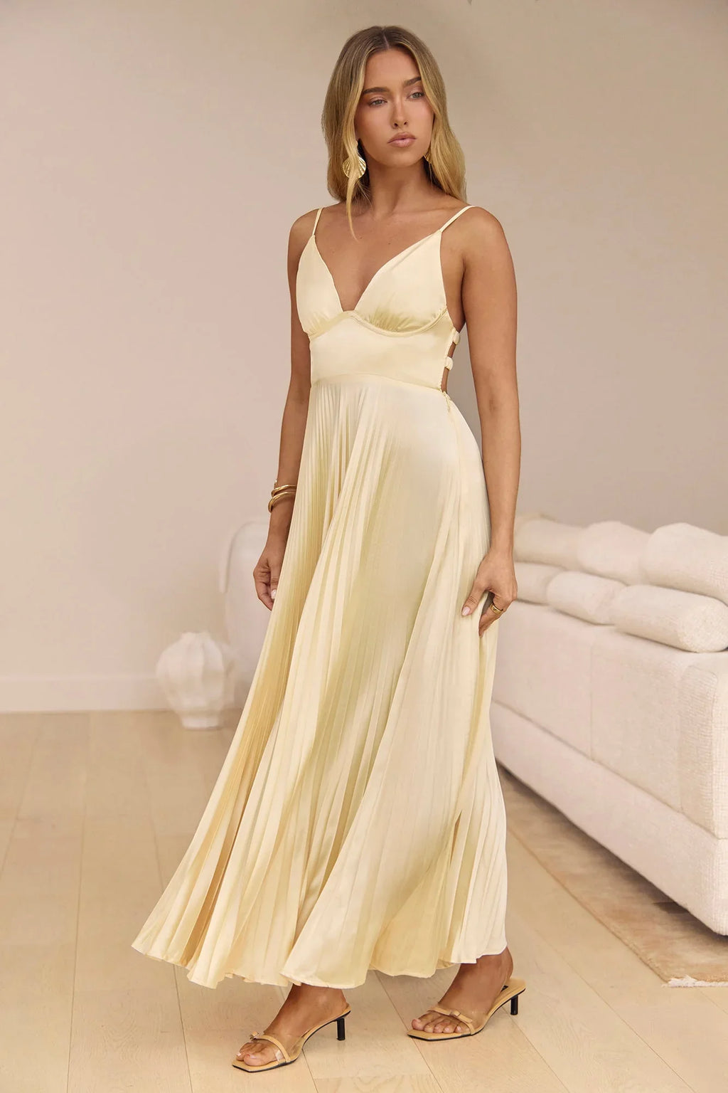 Ray – Satin-Maxikleid mit offenem Rücken und A-Linien-Rock