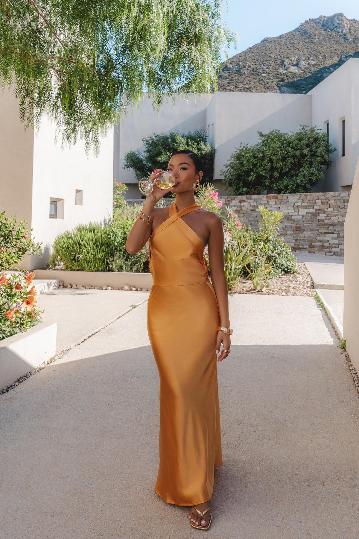Maxikleid mit Neckholder und Wasserfall-Ausschnitt