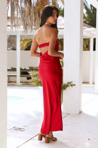 Gleam – Schulterfreies Maxikleid mit Wasserfall-Ausschnitt und offenem Rücken
