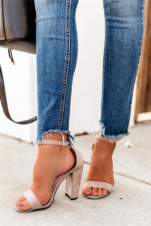 Slim-Fit-Jeans mit ausgefranstem Saum