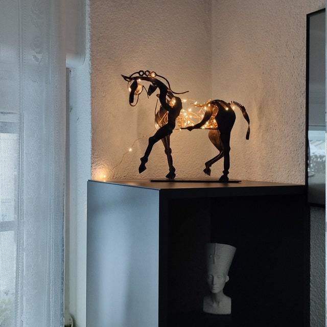 Pferdeskulptur inklusive Lichterkette