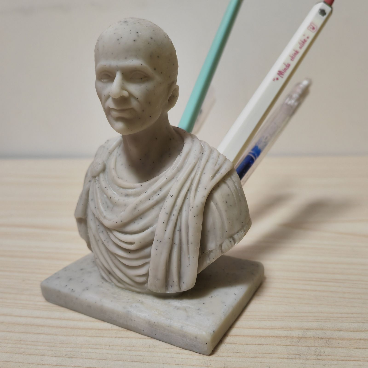 Caesars Feder: Kreativer Julius Caesar Stifthalter