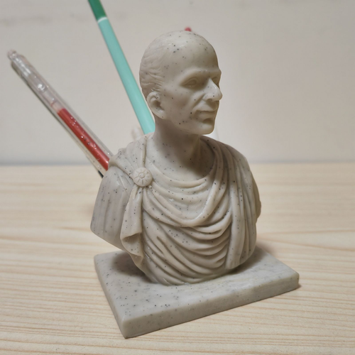 Caesars Feder: Kreativer Julius Caesar Stifthalter