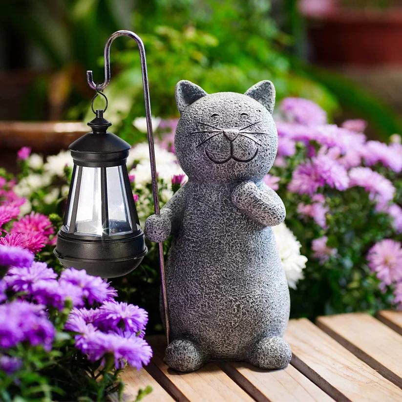 Verzauberte Katze inklusive Schmetterling – Stimmungsvolles Licht für deinen Garten