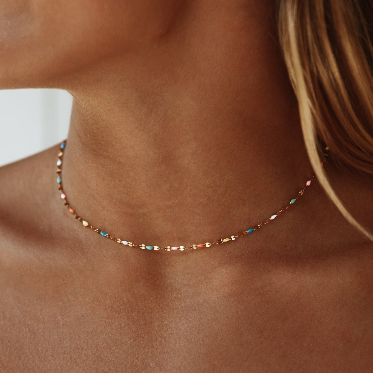 Soléna Choker – Subtile Farbenpracht inklusive Raffinierten Details