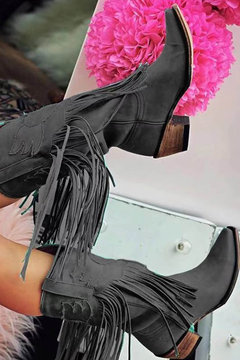 Wadenhohe Stiefel in Wildlederoptik mit Fransen, Blockabsatz und spitzer Zehenpartie