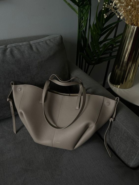 Elegance Tote – Luxuriöse Damenhandtasche inklusive großzügigem Stauraum