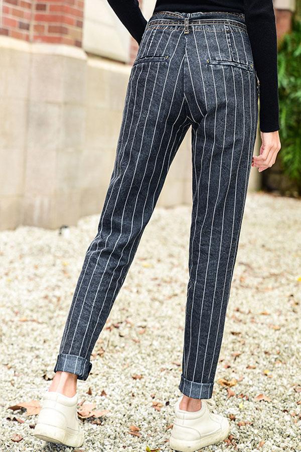 High-Waist Jeans mit Gürtel