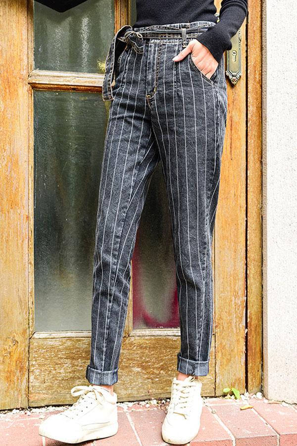 High-Waist Jeans mit Gürtel